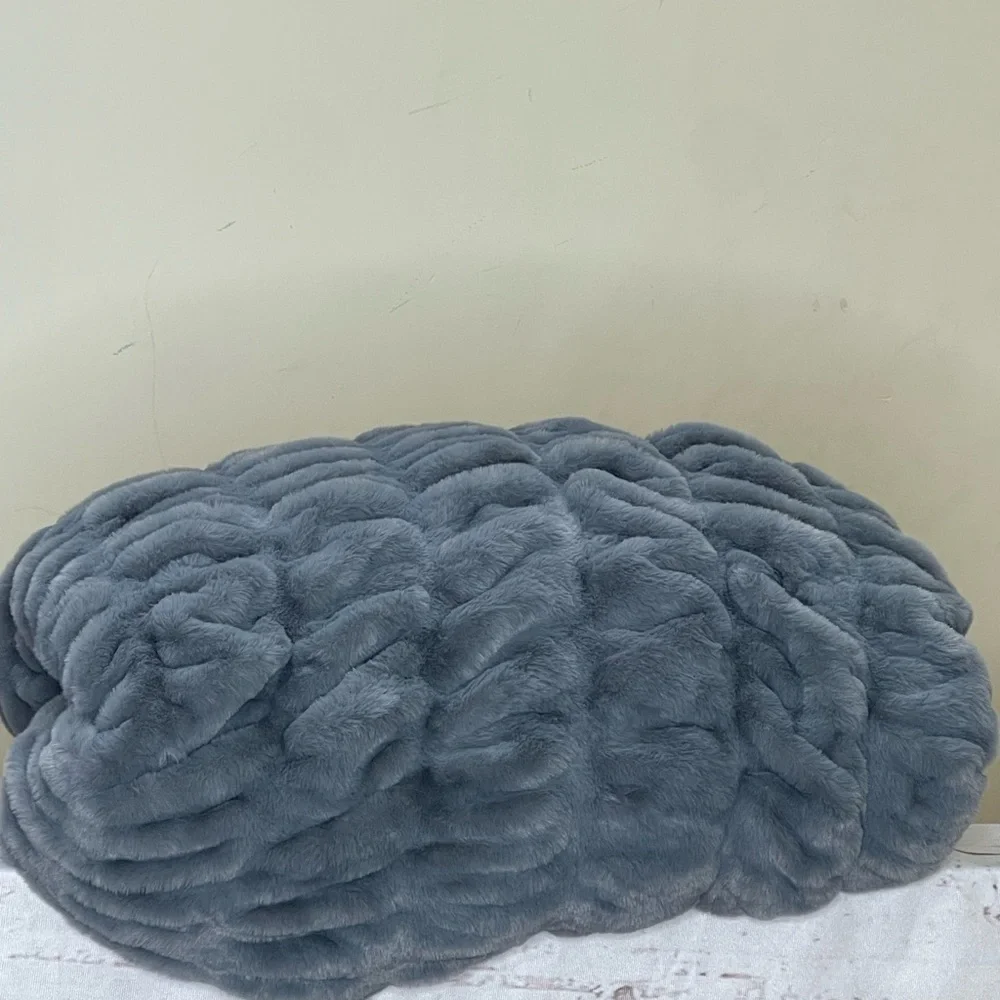 Luxurious Faux Fur Throw Blanket in Gray